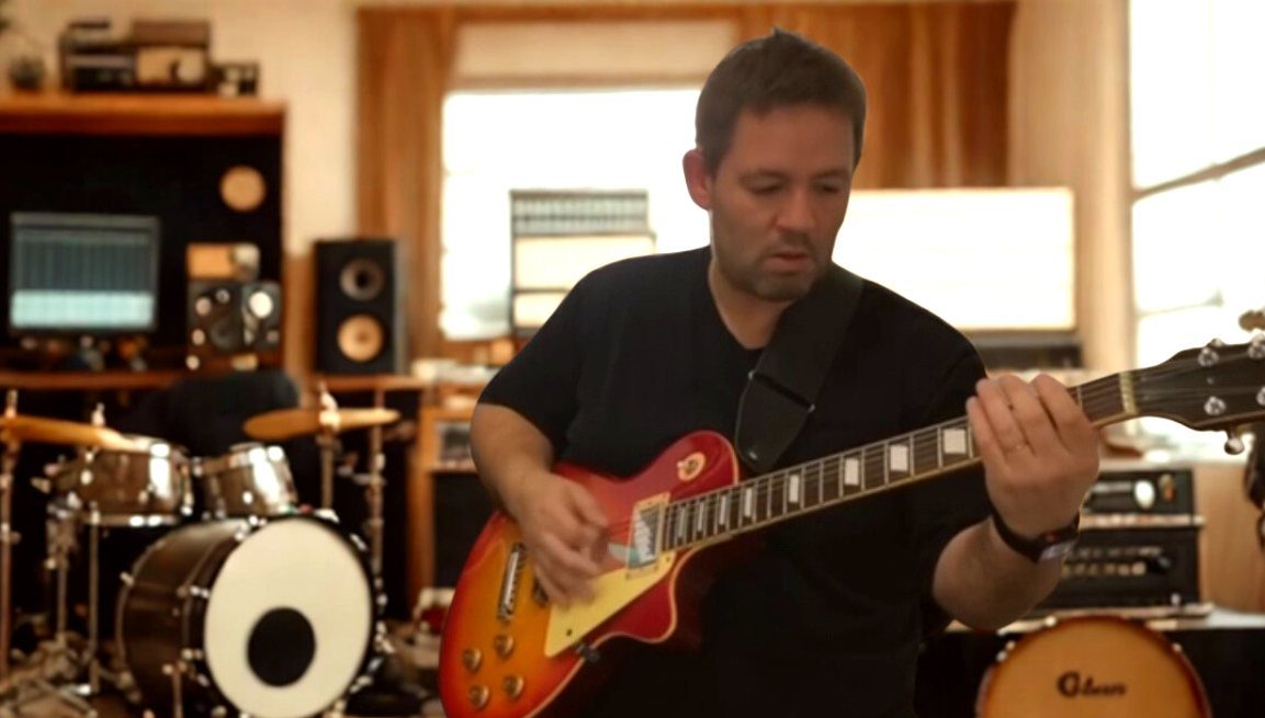 Denis Delphin tocando no estúdio