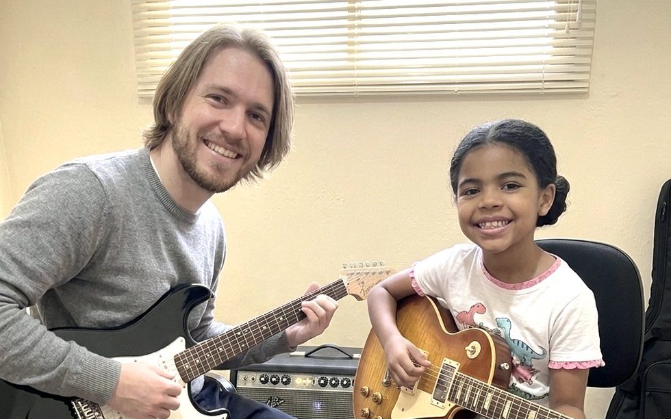 Vinícius, ex-aluno do Denis, hoje na aula ao lado da filha Nicole