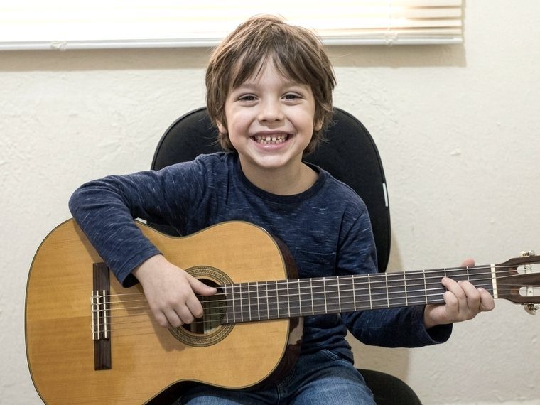 Gabriel, 6 anos, aprendendo violão com Denis Delphin em Granja Viana