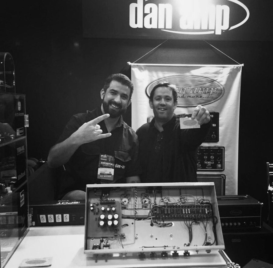 Denis Delphin em feira do setor musical, estande da dan'amp